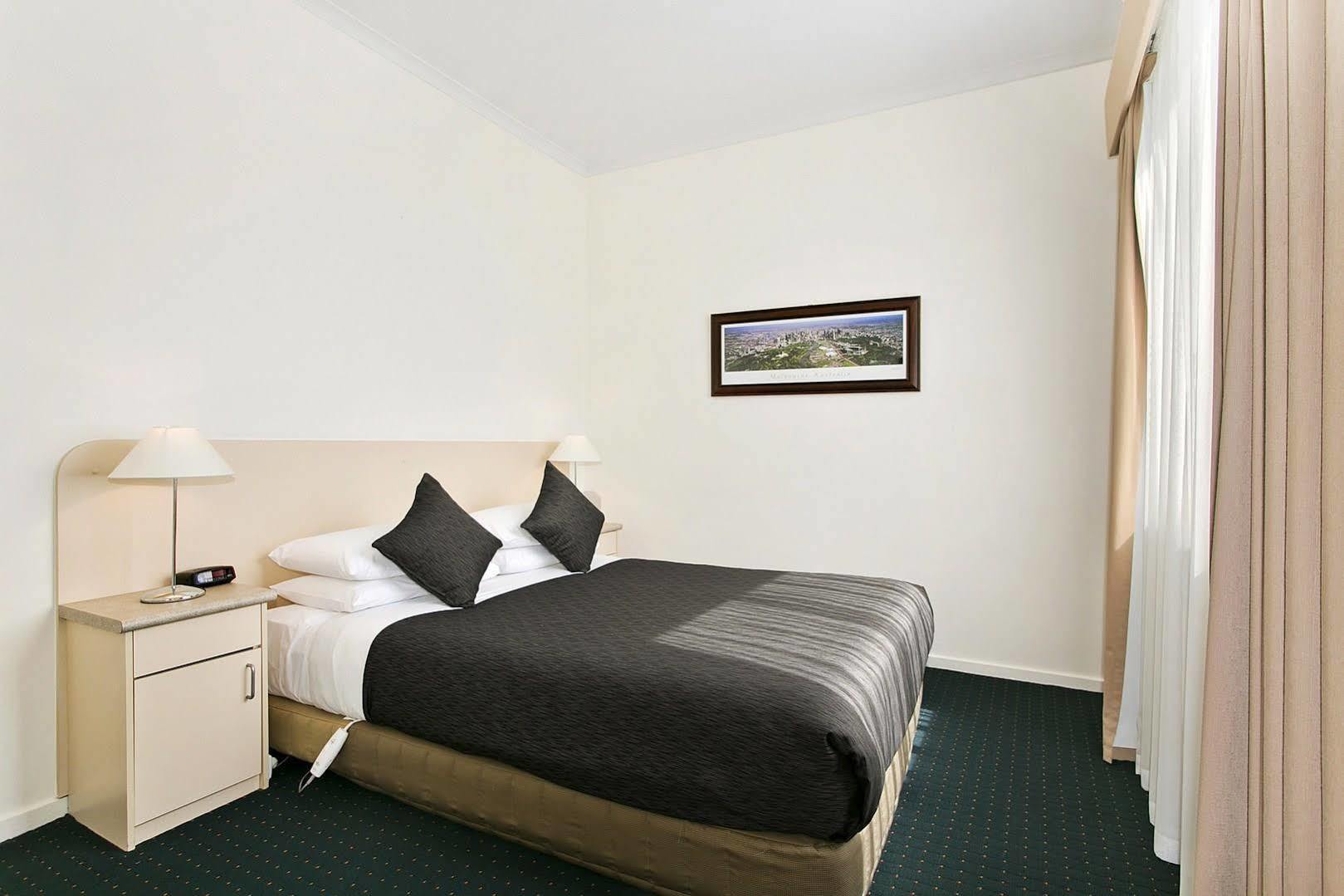 Melbourne'S Princes Park Hotel Room photo